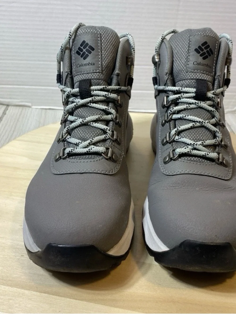 Columbia Newton Ridge Plus Waterproof Hiking Boots Womens Size 8 Gray Omni Tech